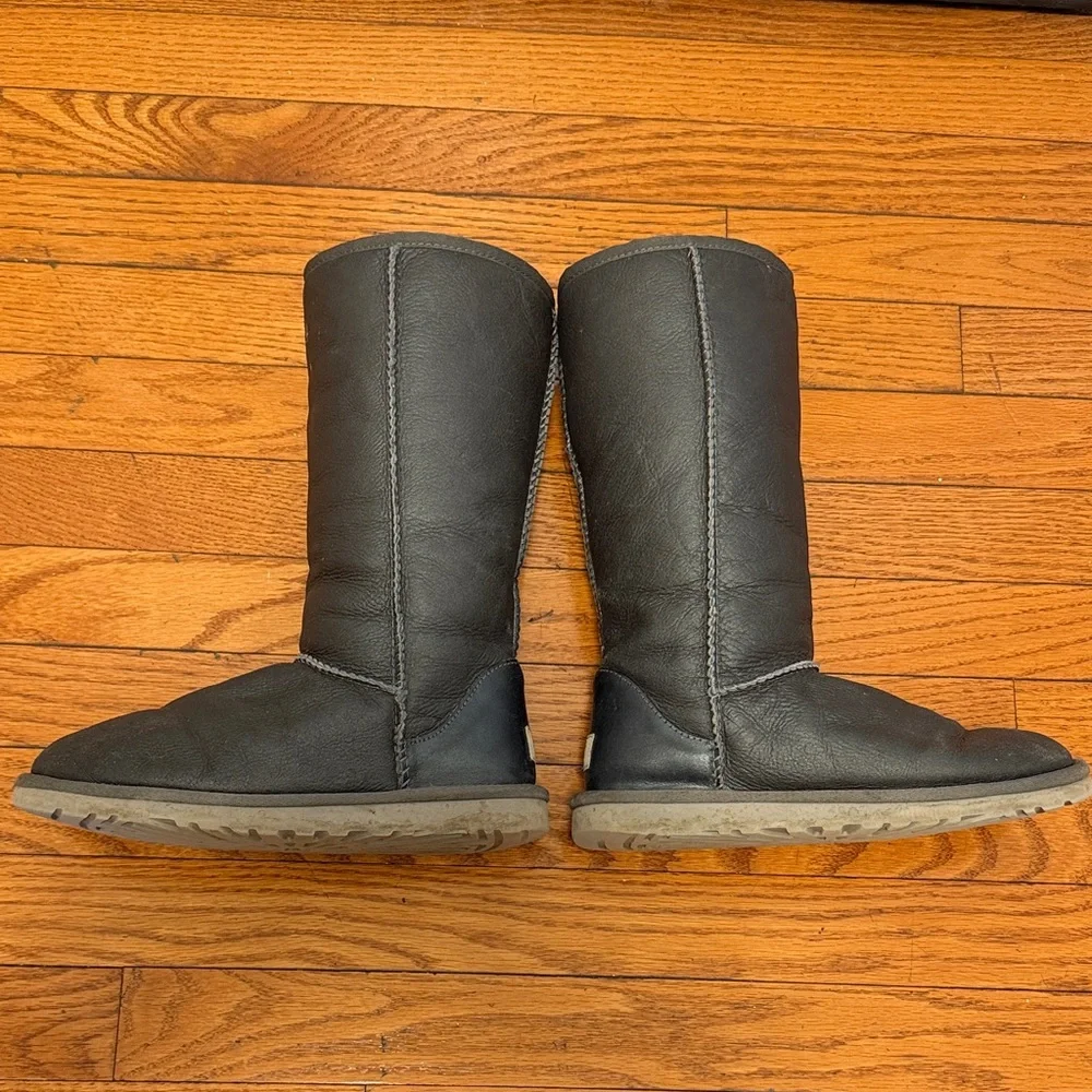 UGG Australia Classic Tall Bomber Boots Black Leather Sheepskin Lined Size 6